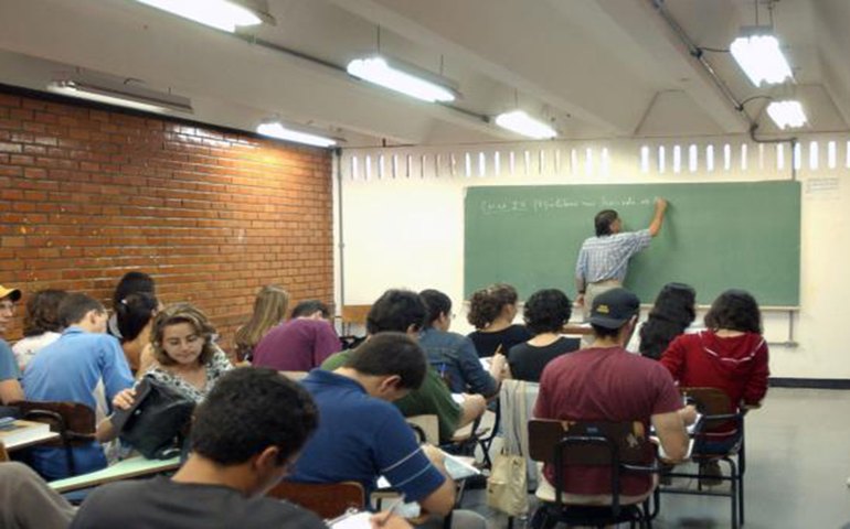 Sobram vagas no ensino superior público e privado