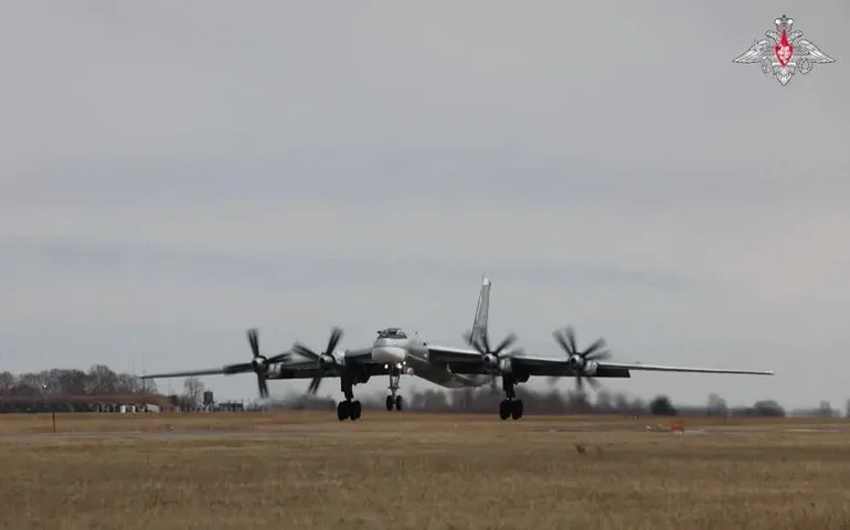 Bombardeiro nuclear russo filma momento de interceptação por caças dos EUA e do Canadá perto do Alasca; Veja vídeo