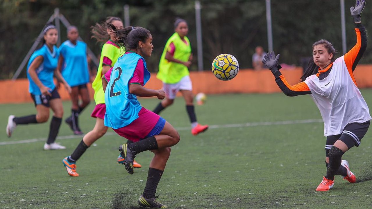 Futebol feminino ainda é predominantemente amador no Brasil