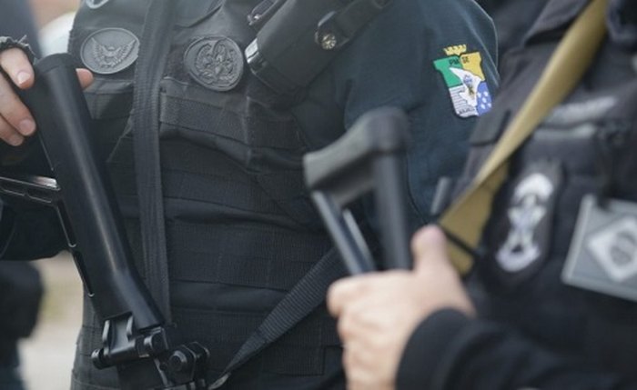 A ação resultou na apreensão de aparelhos celulares, simulacro de arma fogo e equipamentos de som A ação resultou na apreensão de aparelhos celulares, simulacro de arma fogo e equipamentos de som