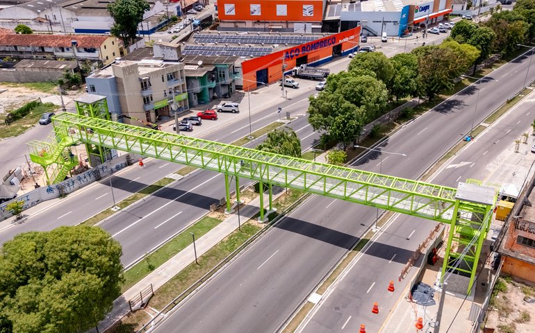 Instalação de passarela interdita trecho da Av. Durval de Góes Monteiro neste sábado (18)