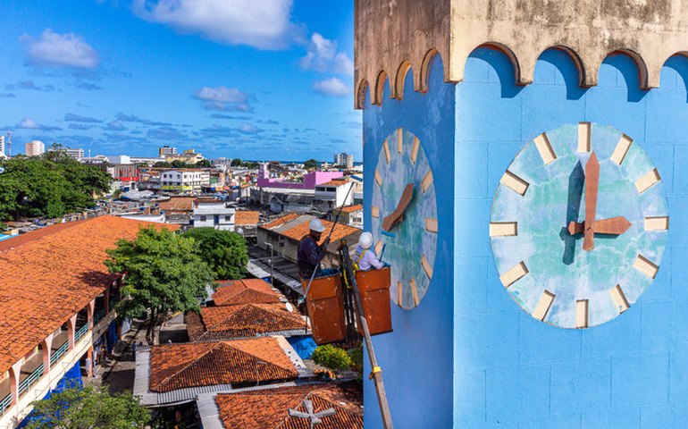 Colorir é Legal: torre do relógio no Mercado do Artesanato recebe nova pintura