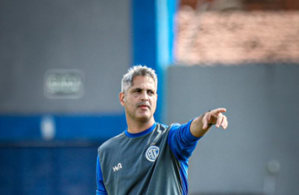Confiança comunica desligamento do técnico Rodrigo Santana