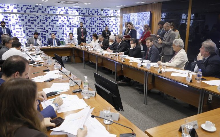 Hugo Motta anuncia votação de projetos sobre bebidas adulteradas e cobrança de bagagens