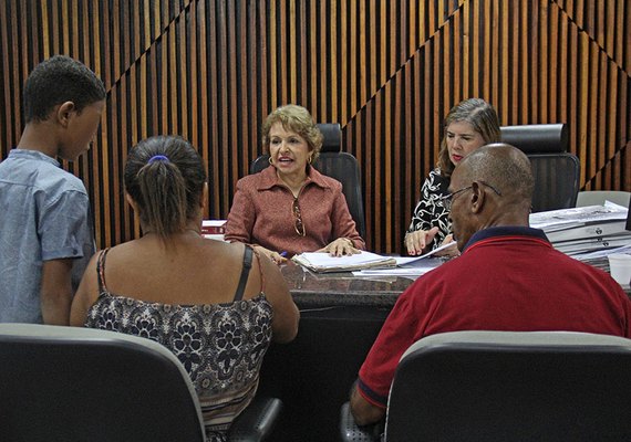 Judiciário oficializa guarda de 15 crianças em audiência coletiva