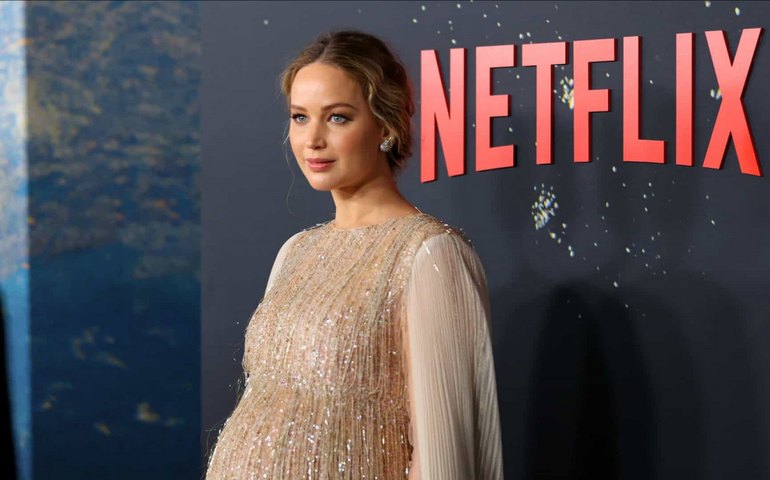 Jennifer Lawrence mostra barriga de grávida em lançamento de filme da Netflix