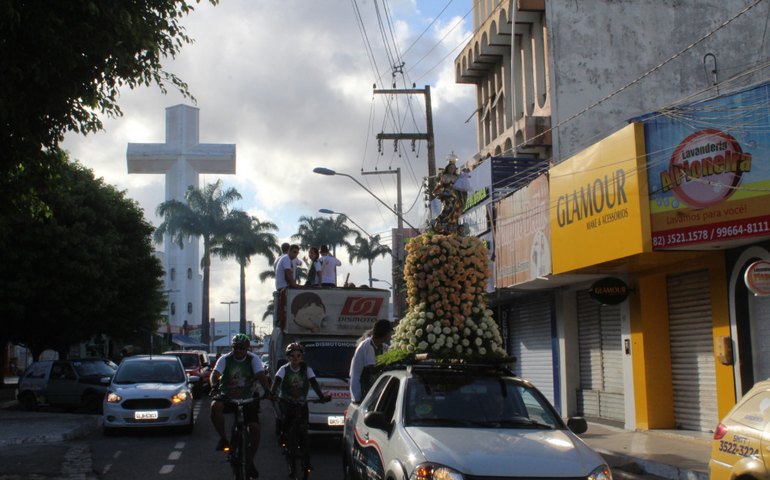 Com a imagem da santa como guia, Arapiraca dá início aos festejos da Padroeira