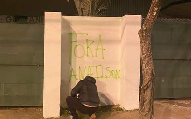 Muros do Brinco de Ouro são pichados após mais um tropeço do Guarani na Série B