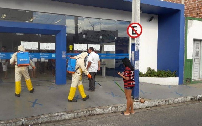 Prefeitura de Arapiraca realiza desinfecção de agências bancárias do município