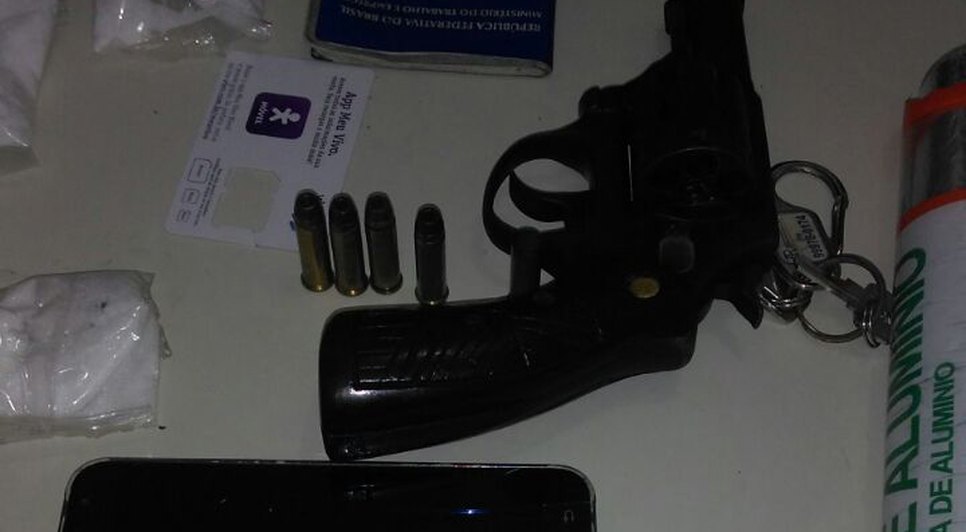 arma e drogas foram apreendidas