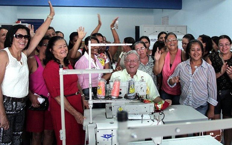 Costureiras de Coruripe são beneficiadas com novos equipamentos
