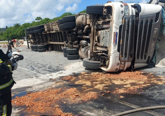 Motorista fica preso às ferragens após tombamento de carreta em Alagoas