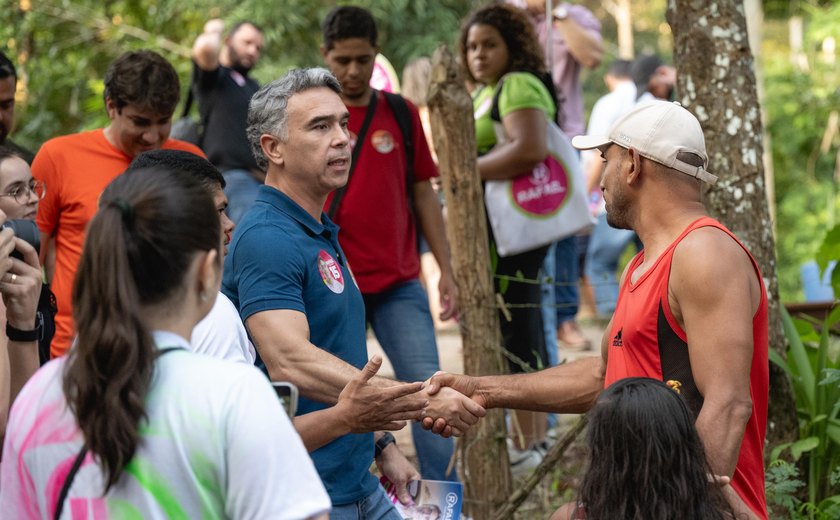 Porta a porta: Rafael Brito visita comunidades esquecidas pela Prefeitura