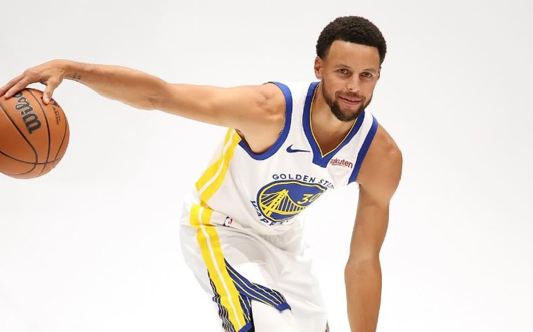 LeBron James e Stephen Curry lideram ranking dos atletas mais bem pagos da NBA; veja lista