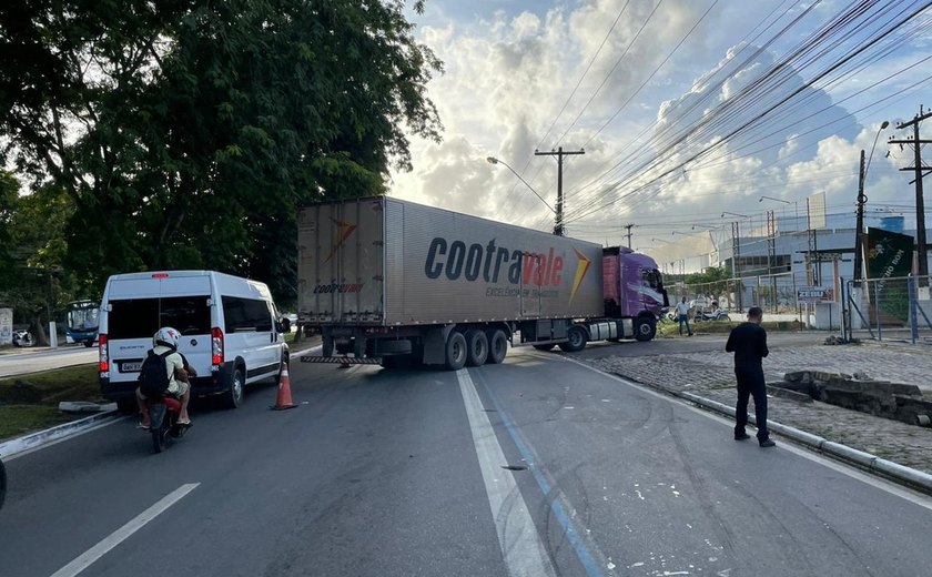 Acidente na Av. Durval de Góes Monteiro deixa trânsito lento em Maceió