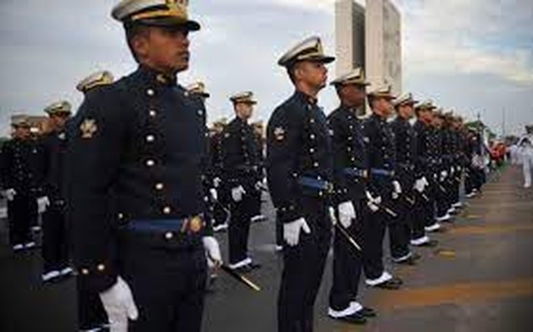 Em primeiro Sete de Setembro pós-Bolsonaro, Lula faz acenos a militares