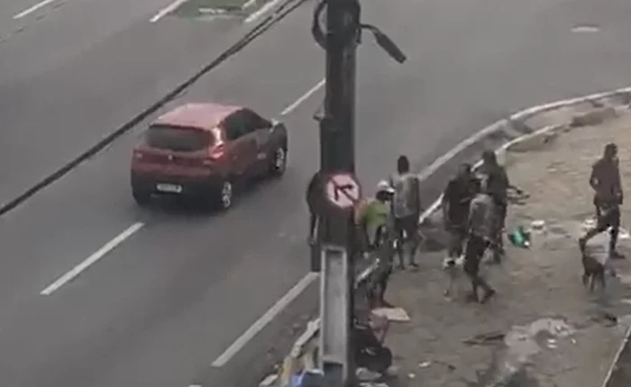 Vídeo mostra momento em que mulher trans é cercada e agredida por grupo na Avenida da Paz, em Maceió