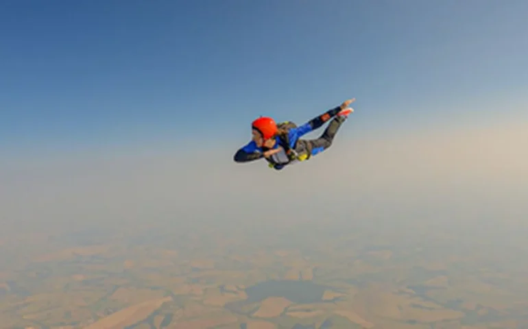 Empresário mineiro morre durante salto de paraquedas no interior de São Paulo