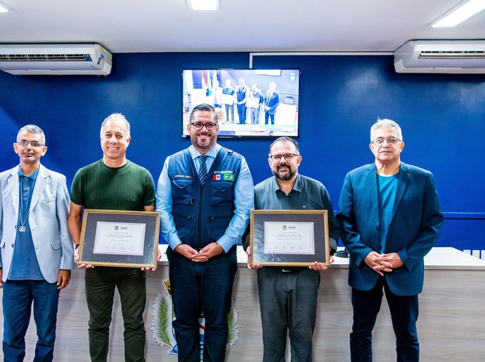 Vereador entrega Comenda Padre Leo ao missionário Francisco José dos Santos e a Helânio Cabral da Silva