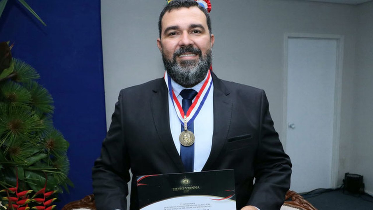 Agente da Polícia Civil, atual assessor de governança da SSP, recebe Medalha Sílvio Vianna
