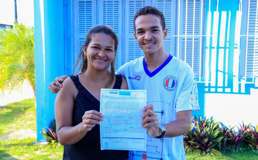 “Professora abriu minha mente para a redação”, diz estudante da rede estadual