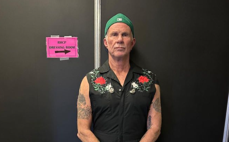 Baterista do Red Hot Chili Peppers toca com cover da banda em Bar de SP