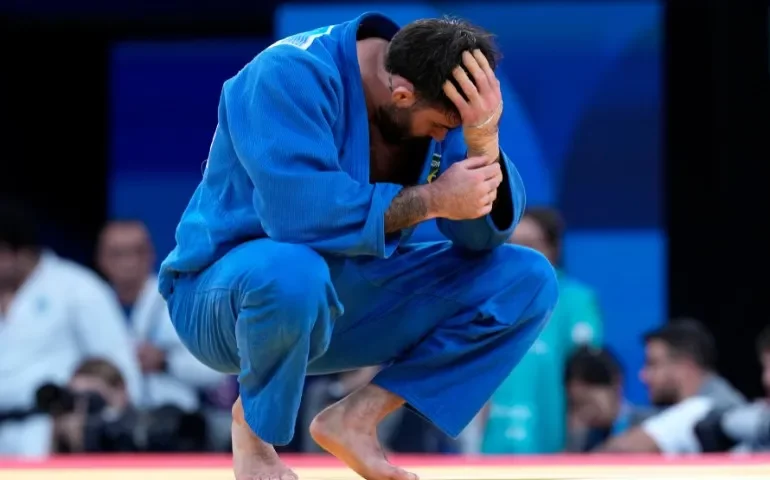 Brasil é derrotado no judô por equipes mistas e disputa repescagem para tentar o bronze