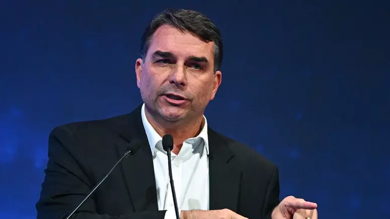 Alexandre de Moraes proíbe visitas de Flávio Bolsonaro ao pai