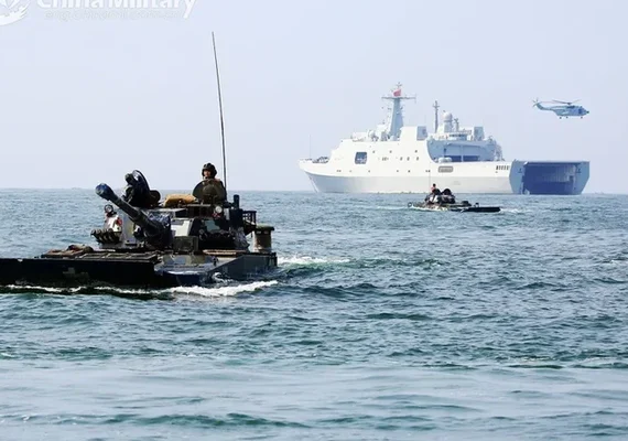 Rio transborda, transforma ruas em canais e deixa pessoas ilhadas em província da China