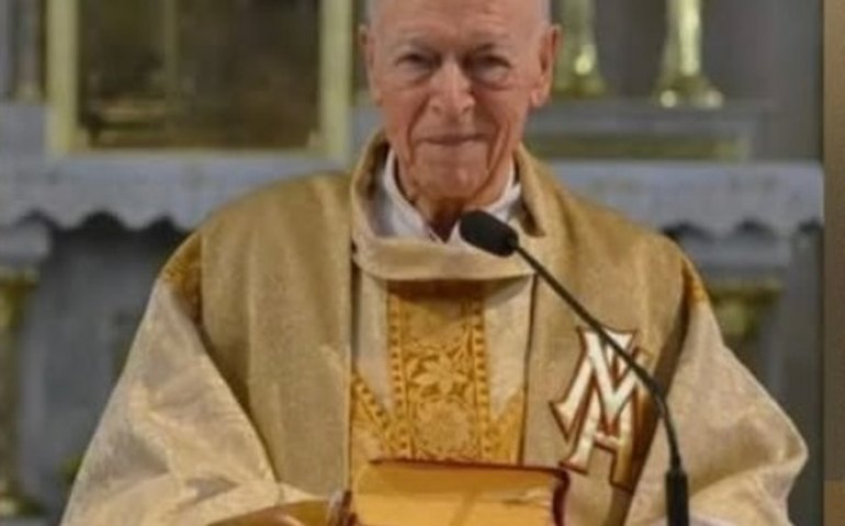 Aos 103 anos, padre morre durante oração na igreja no Rio e recebe homenagens de fiéis