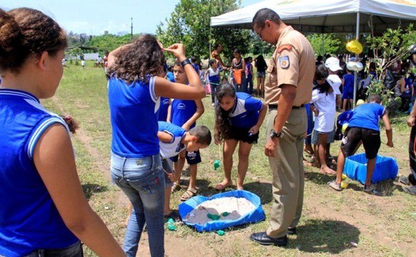 Estudantes comemoram Semana da Criança no Regimento de Polícia Montada
