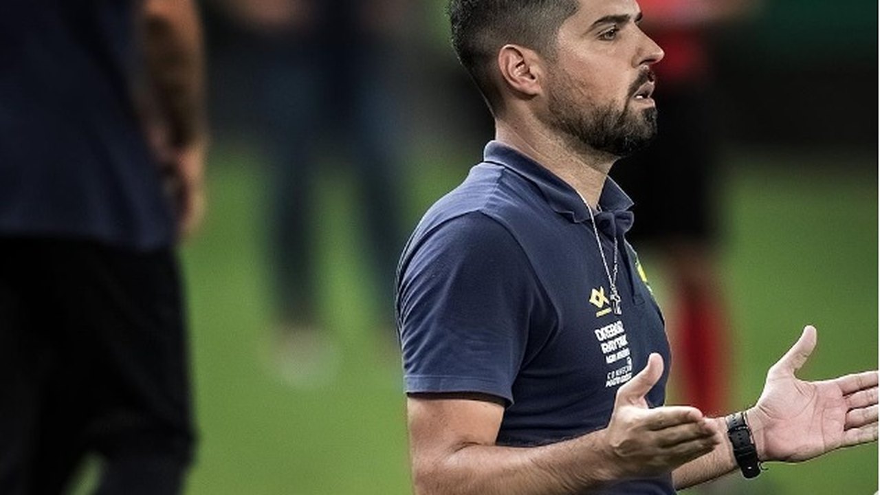 António Oliveira no Corinthians: técnico chega em SP com mulher, filhos e a sogra e vira meme