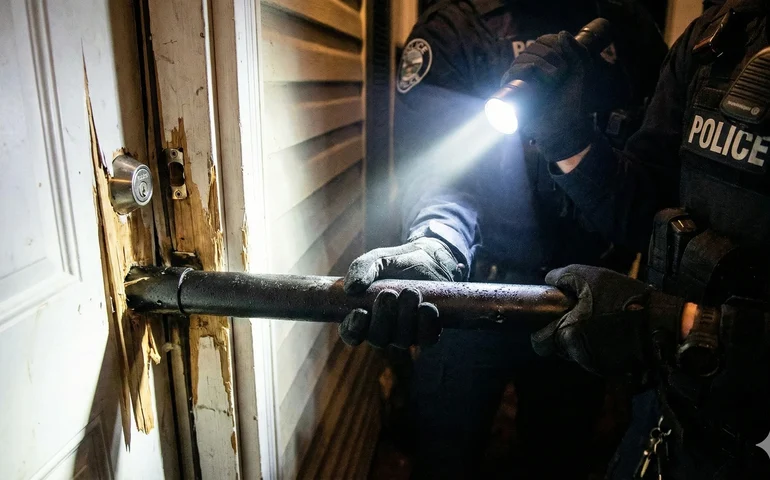 Homem é preso após derrubar esposa com um chute e se trancar dentro de casa em Paulo Jacinto