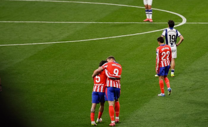 Jogadores do Atlético de Madrid comemoram vitória no jogo contra a Real Sociedad Jogadores do Atlético de Madrid comemoram vitória no jogo contra a Real Sociedad