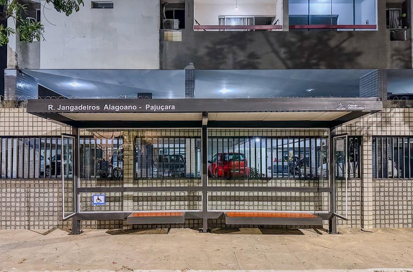 Prefeitura instala novo abrigo de ônibus na Rua Jangadeiros Alagoanos, na Pajuçara