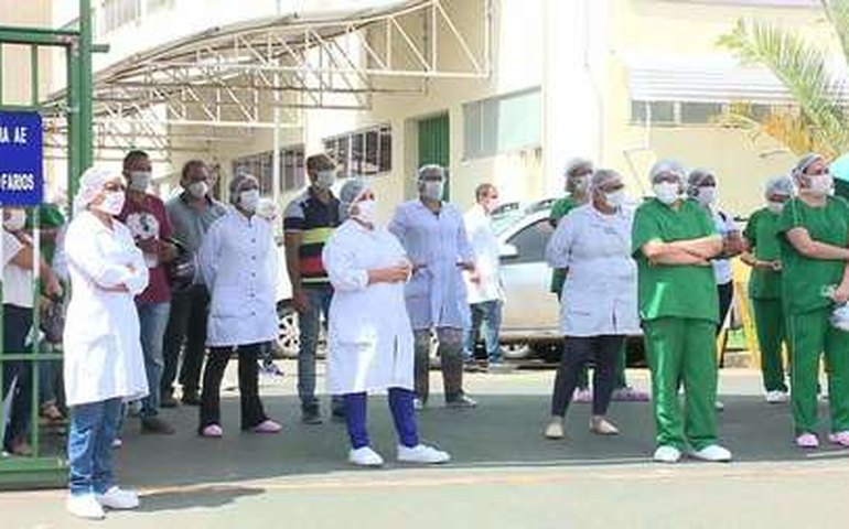 Profissionais da saúde protestam na porta de Hospital que Teich vai visitar