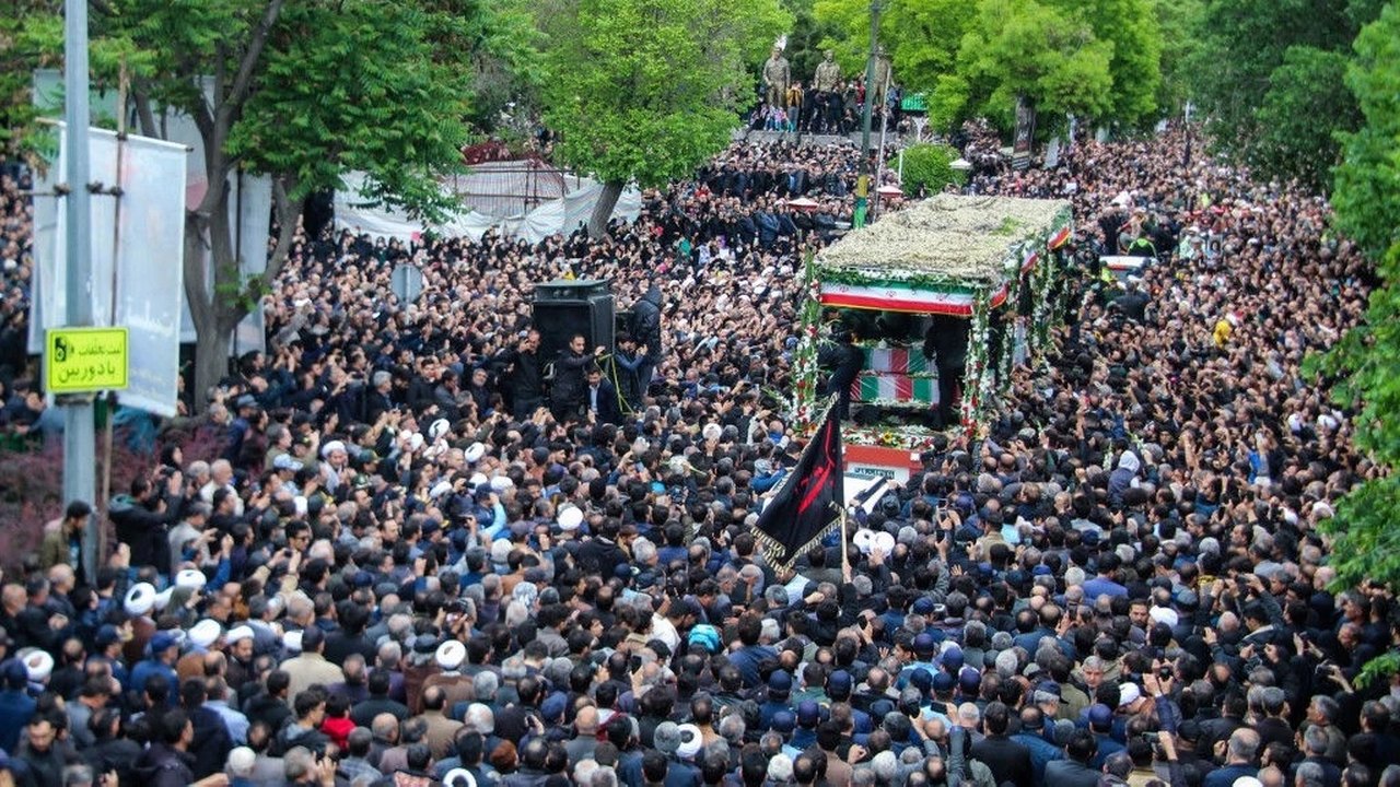 Presidente do Irã: Milhares se despedem de Ebrahim Raisi no último dia de seu funeral