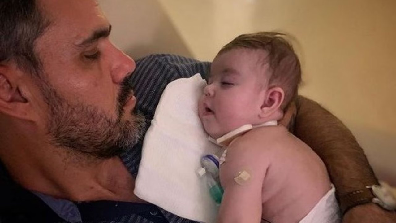 Filha caçula de Juliano Cazarré passa por novo procedimento cirúrgico no coração, em São Paulo