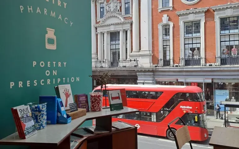 Farmácia em Londres prescreve poesias para saúde mental