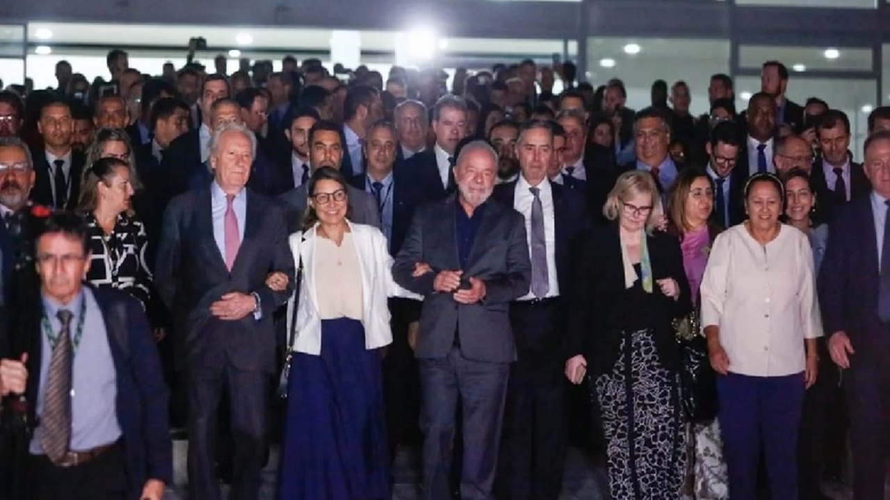 Ao lado de governadores, Lula caminha até o STF e diz que não haverá golpe