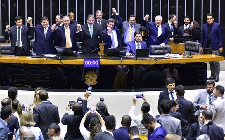 Câmara adia votação de destaques da Reforma Tributária em meio a impasse com STF