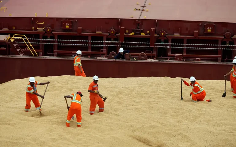 Balança comercial tem superávit recorde de US$ 8,776 bi em novembro