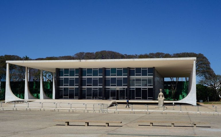 Ministros do STF e governo defendem redes reguladas; empresas rebatem