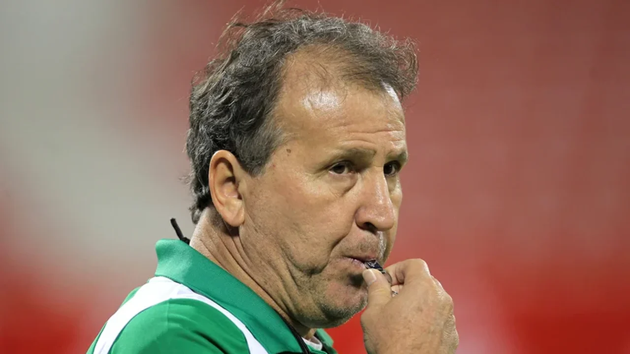 Zico leva encanto do futebol ao cinema e causa alvoroço em SP
