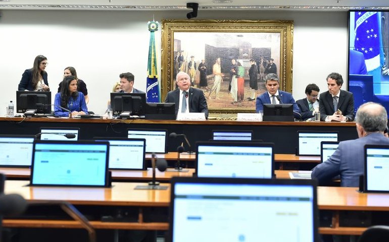 Relator recomenda manutenção do mandato de Carla Zambelli; decisão é adiada