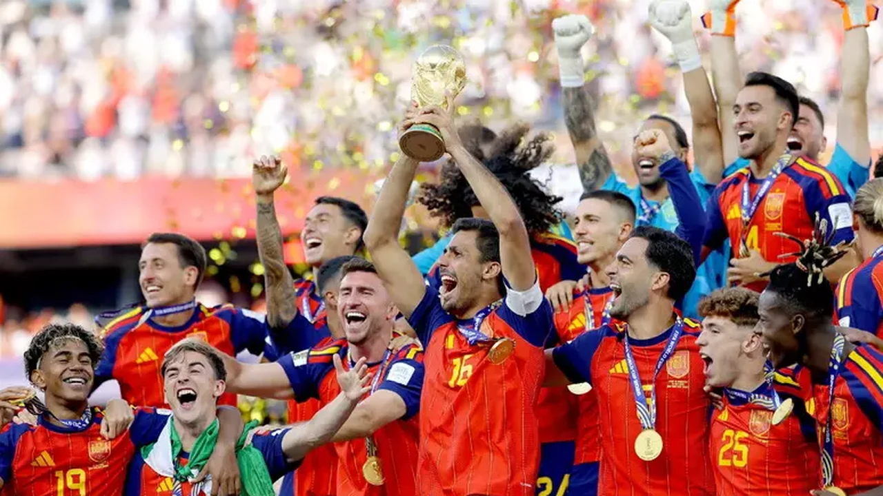 Seleção da Espanha desembarca em Madri para celebrar vitória na Copa