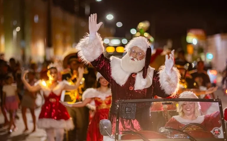 Desfile natalino leva cores, música e emoção à orla de Maceió com espetáculo inspirado no Natal Tropical