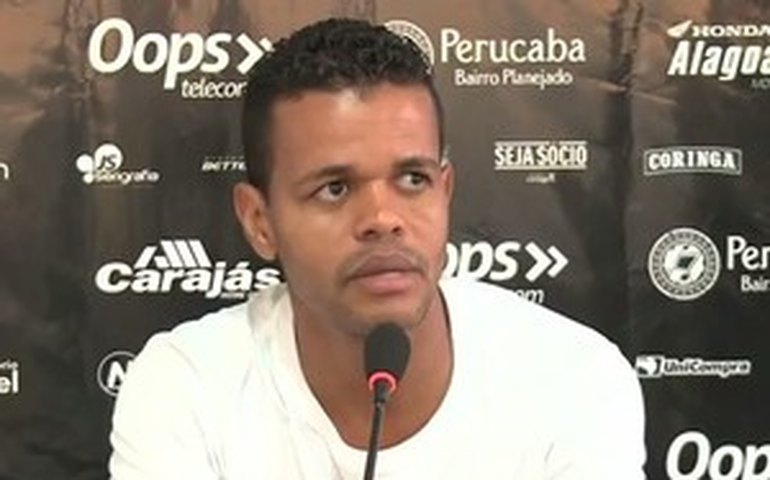 Lateral do ASA evita falar da Copa do Brasil antes da partida contra o Sete