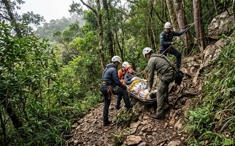 Mulher é resgatada com vida após queda em trilha no Morro do Anhangava, no PR