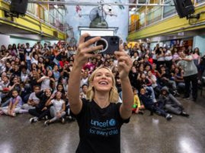 Embaixadora Global do UNICEF, Millie Bobby Brown, encontra adolescentes brasileiros e defende seus direitos